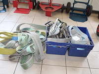 Span- en hijsbanden in en om 2 kratten. - afbeelding 1 van  2