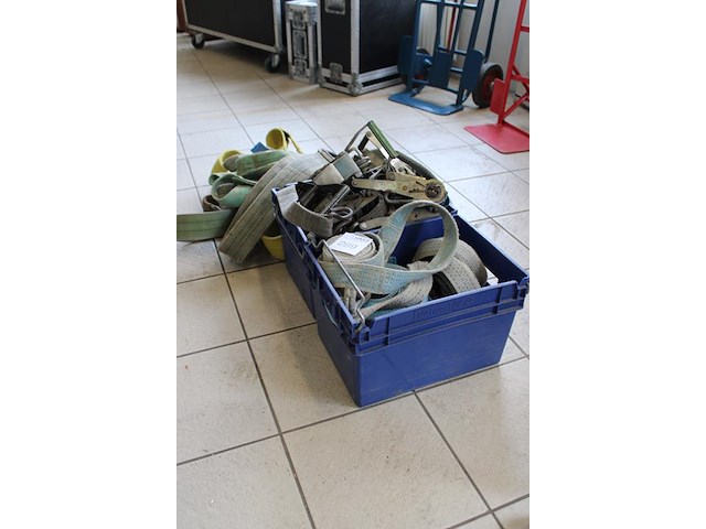 Span- en hijsbanden in en om 2 kratten. - afbeelding 2 van  2