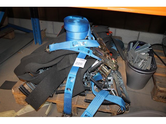 Spanbanden en antiglijrubbers op pallet. - afbeelding 1 van  1