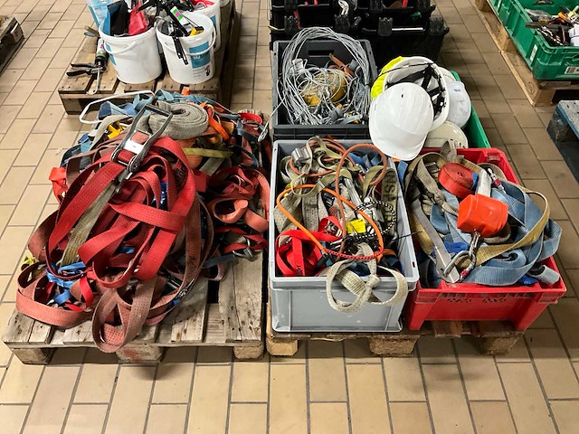 Spanbanden en bouwhelmen - afbeelding 1 van  6