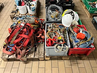 Spanbanden en bouwhelmen - afbeelding 1 van  6