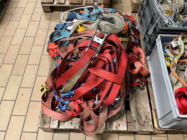 Spanbanden en bouwhelmen - afbeelding 2 van  6