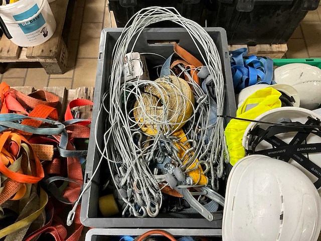 Spanbanden en bouwhelmen - afbeelding 3 van  6