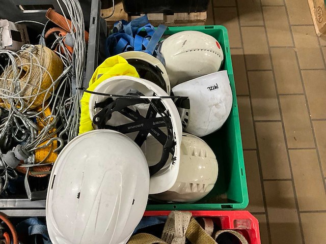 Spanbanden en bouwhelmen - afbeelding 4 van  6