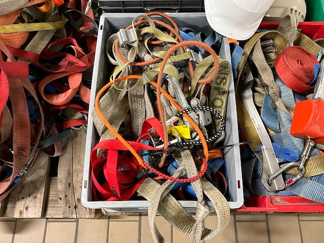 Spanbanden en bouwhelmen - afbeelding 5 van  6