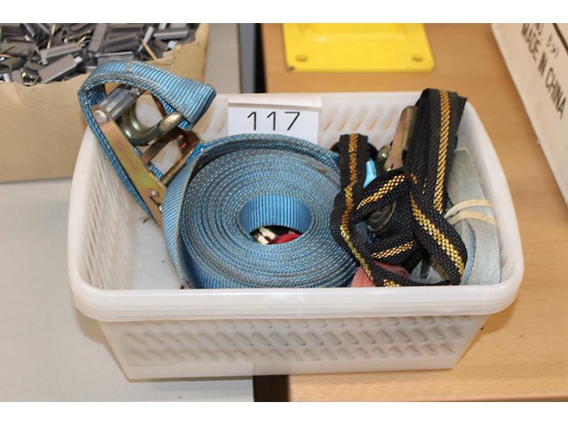 Spanbanden in kunststof bak. - afbeelding 1 van  2