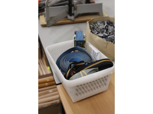 Spanbanden in kunststof bak. - afbeelding 2 van  2