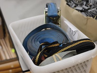 Spanbanden in kunststof bak. - afbeelding 2 van  2