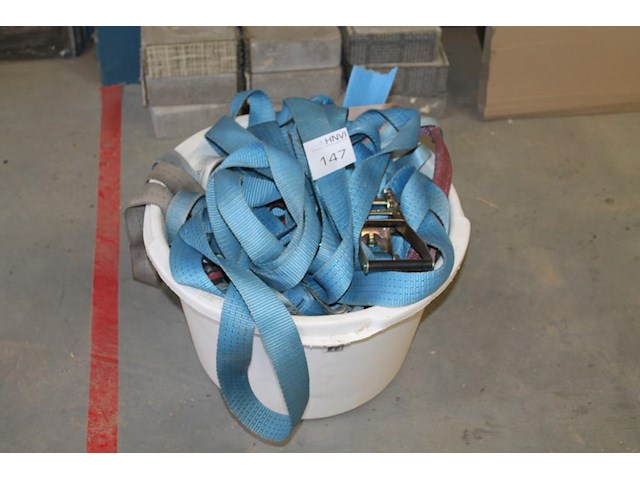 Spanbanden in kunststof kuip. - afbeelding 1 van  1