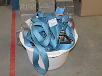 Spanbanden in kunststof kuip. - afbeelding 1 van  1