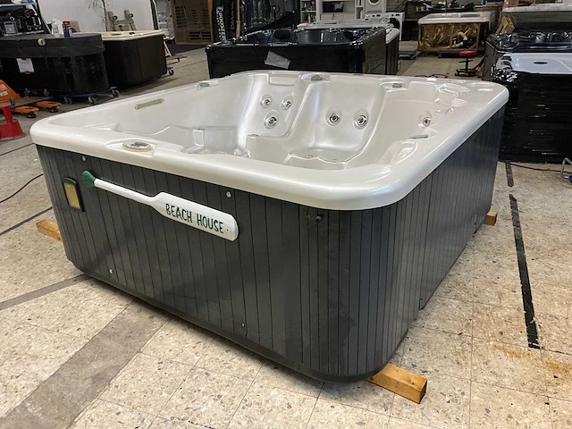 Spanet beach house jacuzzi - afbeelding 1 van  11