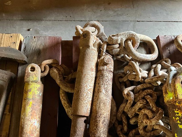 Spanners met ketting - afbeelding 3 van  3