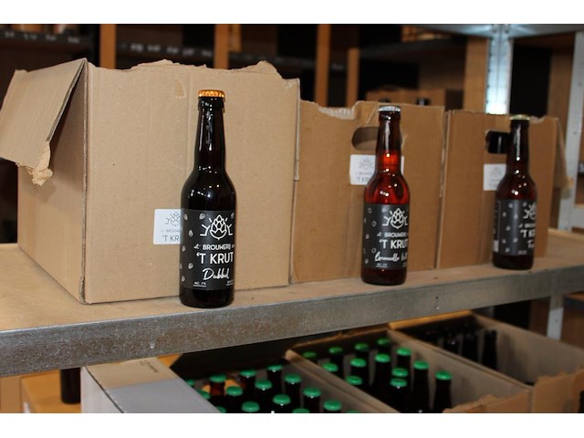 Speciaalbieren t krut op 2 schappen w.o. bock, dubbel, tripel, limoncello wit en fresh hop ipa. ruim 100 fl... - afbeelding 2 van  3