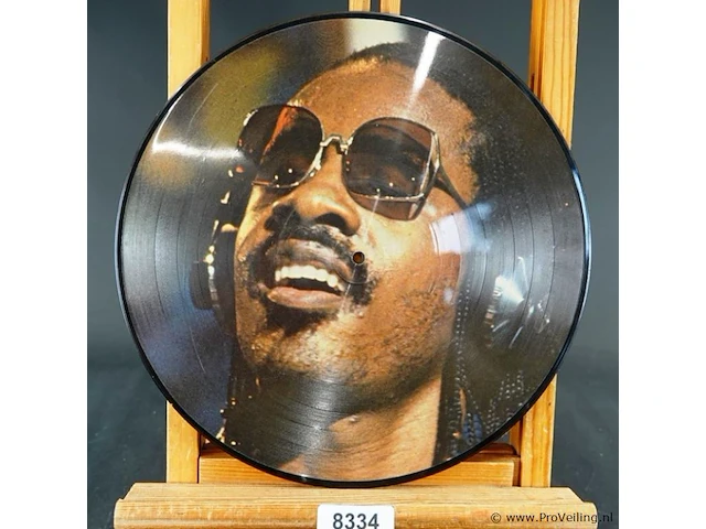 Speciale picture disc-vinylplaat met een portret van stevie wonder - afbeelding 1 van  3