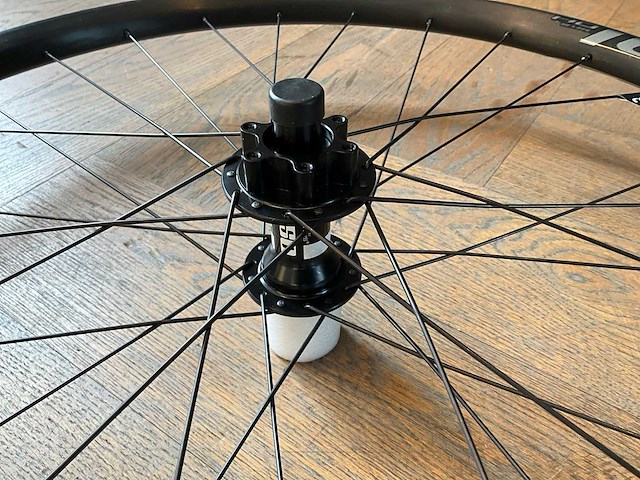 Specialized demo racer rear wiel 19 wwh - afbeelding 2 van  4