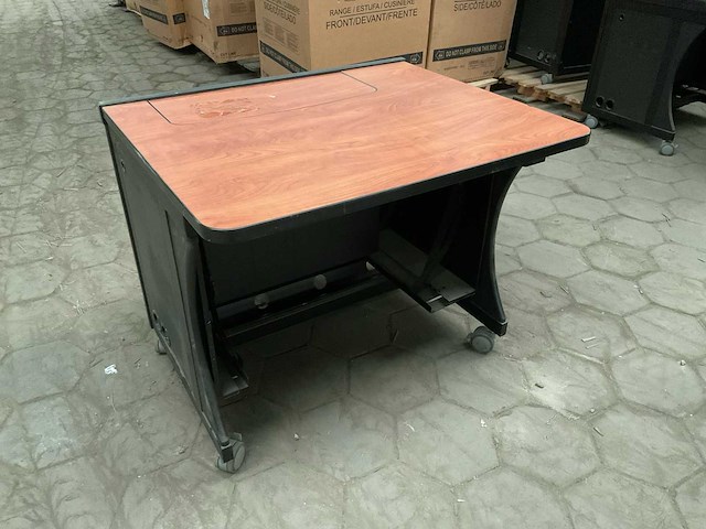 Spectrum ecs 36” leavenworth desk (2x) - afbeelding 1 van  6