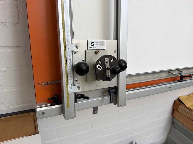 Speed-mat 4060 professionele verticale plaat- en kartonsnijmachine - afbeelding 2 van  5