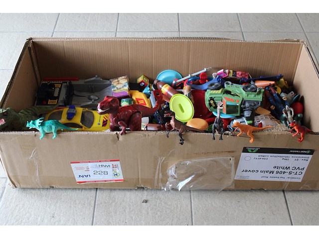 Speelgoed in doos. - afbeelding 1 van  2