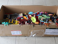 Speelgoed in doos. - afbeelding 1 van  2