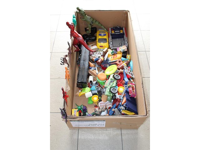 Speelgoed in doos. - afbeelding 2 van  2