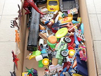 Speelgoed in doos. - afbeelding 2 van  2