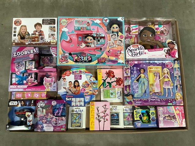 Speelgoed o.a lego, star wars en pokemon - afbeelding 1 van  7