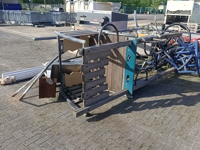Speelhuis met attributen , kompan - afbeelding 1 van  12