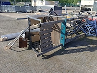 Speelhuis met attributen , kompan