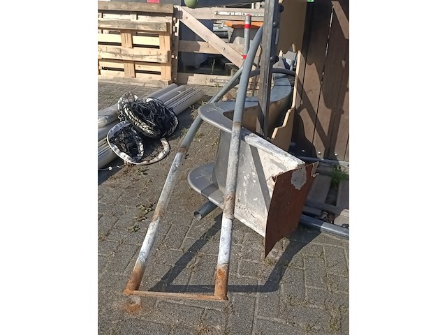 Speelhuis met attributen , kompan - afbeelding 7 van  12