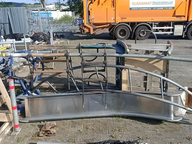 Speelhuis met attributen , kompan - afbeelding 12 van  12