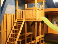 Speelhuis met glijbaan