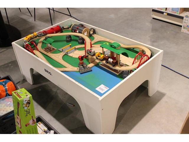 Speeltafel met houten trein onderdelen brio. - afbeelding 1 van  2