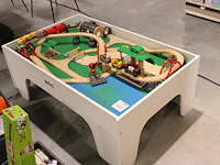 Speeltafel met houten trein onderdelen brio. - afbeelding 1 van  2