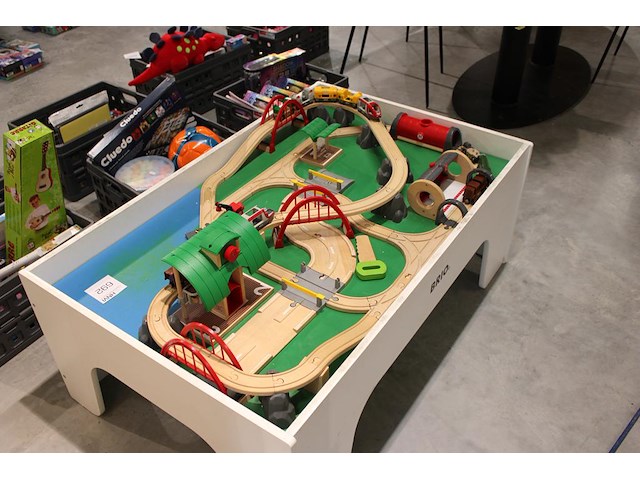 Speeltafel met houten trein onderdelen brio. - afbeelding 2 van  2
