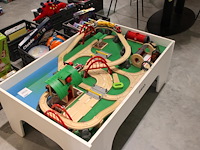 Speeltafel met houten trein onderdelen brio. - afbeelding 2 van  2