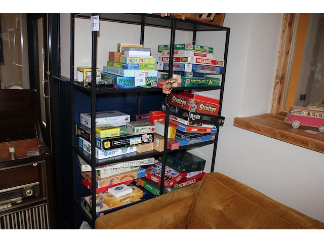 Spellen in en op vakkenkast w.o. scrabble, zeeslag, stratego, cluedo, domini, triviant, grote bierspel, etc... - afbeelding 1 van  4