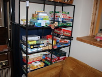 Spellen in en op vakkenkast w.o. scrabble, zeeslag, stratego, cluedo, domini, triviant, grote bierspel, etc... - afbeelding 1 van  4