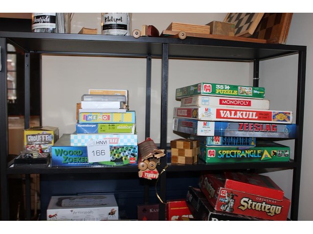 Spellen in en op vakkenkast w.o. scrabble, zeeslag, stratego, cluedo, domini, triviant, grote bierspel, etc... - afbeelding 2 van  4