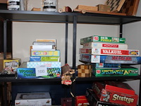 Spellen in en op vakkenkast w.o. scrabble, zeeslag, stratego, cluedo, domini, triviant, grote bierspel, etc... - afbeelding 2 van  4