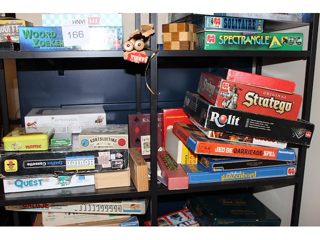 Spellen in en op vakkenkast w.o. scrabble, zeeslag, stratego, cluedo, domini, triviant, grote bierspel, etc... - afbeelding 3 van  4