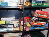Spellen in en op vakkenkast w.o. scrabble, zeeslag, stratego, cluedo, domini, triviant, grote bierspel, etc... - afbeelding 3 van  4