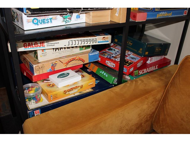 Spellen in en op vakkenkast w.o. scrabble, zeeslag, stratego, cluedo, domini, triviant, grote bierspel, etc... - afbeelding 4 van  4