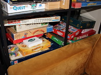 Spellen in en op vakkenkast w.o. scrabble, zeeslag, stratego, cluedo, domini, triviant, grote bierspel, etc... - afbeelding 4 van  4