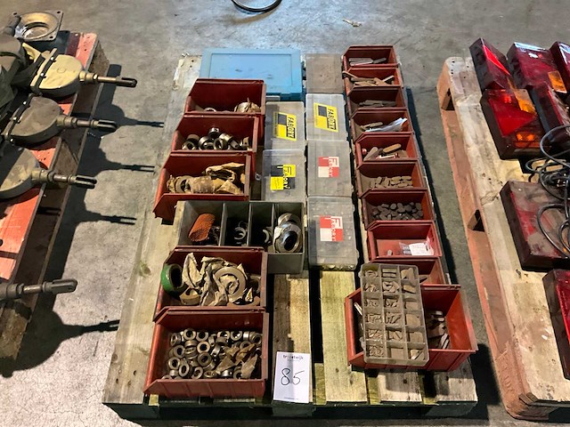 Spieën + paspennen en diverse grijpvoorraad - afbeelding 1 van  6