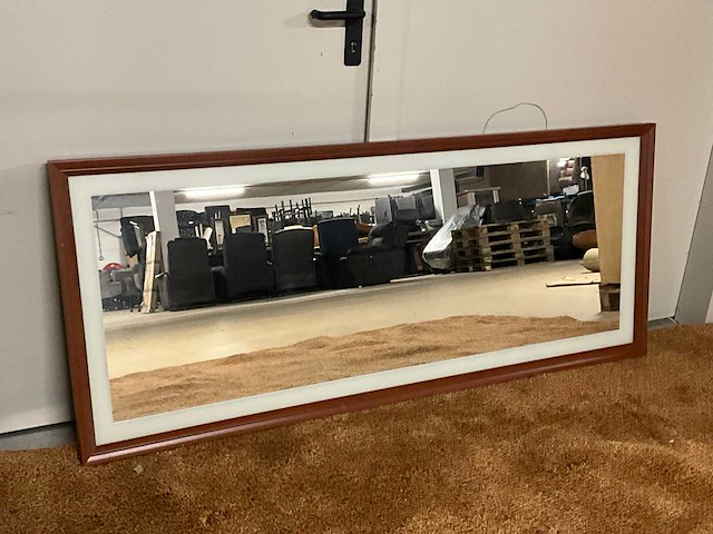 Spiegel in houten frame - afbeelding 1 van  6