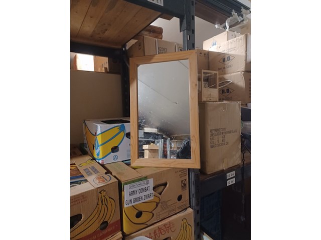 Spiegel met blank houten lijst 64x39cm aantal 1 stuks. - afbeelding 1 van  3