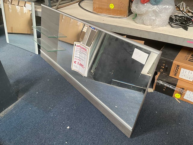 Spiegel met verlichting en glazen planchetten - afbeelding 2 van  4