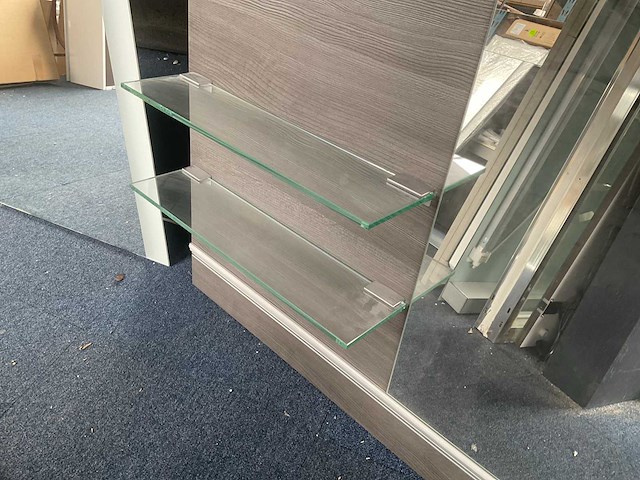 Spiegel met verlichting en glazen planchetten - afbeelding 3 van  4