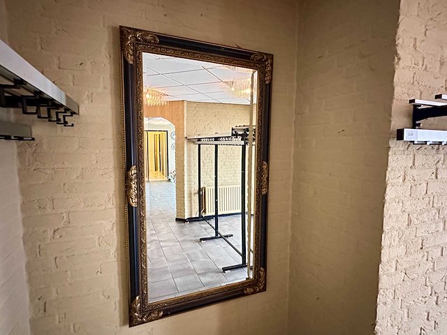 Spiegel met zwart antiek gouden ornamentlijst - afbeelding 1 van  4