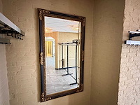 Spiegel met zwart antiek gouden ornamentlijst - afbeelding 1 van  4